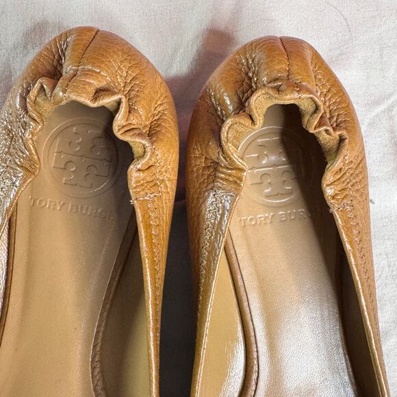 Tory Burch Women sz 8 Reva Tumbled Leather Tonal Logo Royal Tan Ballet Flats - Picture 3 of 12
